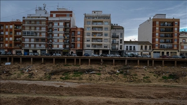 Valensiya'da selden zarar gören araçların toplandığı alan adeta araba mezarlığına döndü