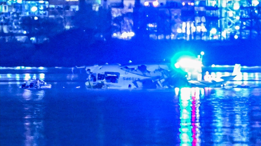 ABD'de Washington yakınlarında yolcu uçağı ile askeri helikopter havada çarpıştı