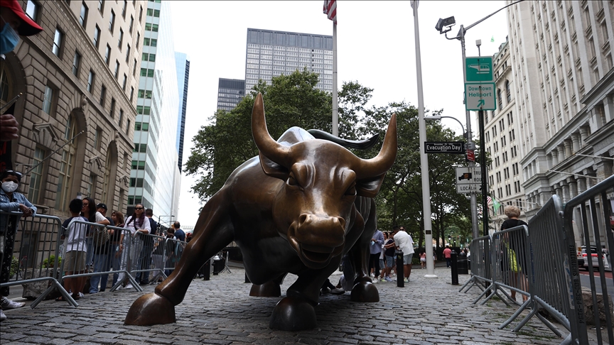 US GDP growth slows to 2.3% in 4th quarter, missing forecasts