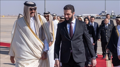 Qatari emir visits Syria, meets interim president in Damascus