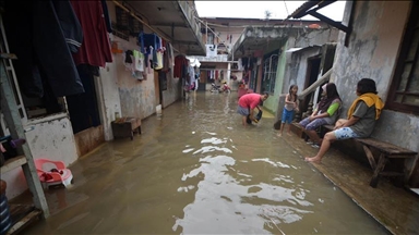 Thousands evacuated as floods worsen in Malaysia