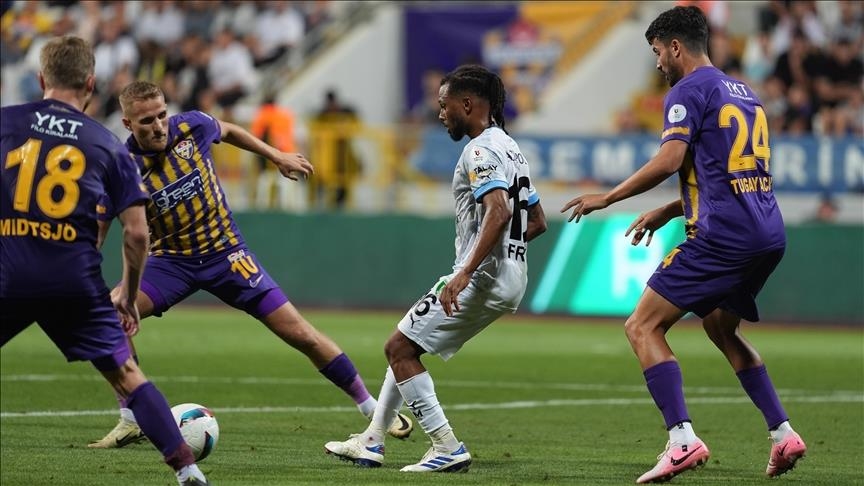 قدم.. أيوب سبور يعزز موقعه في المربع الذهبي بالدوري التركي