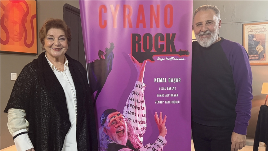 Dilek Türker, "Cyrano Rock" oyunuyla 80. yaşını kutladı