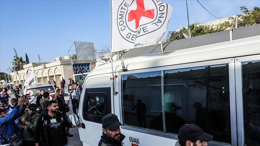 انتهاكات إسرائيل بحق الأسرى.. فلسطيني يتحرر من السجن إلى المستشفى