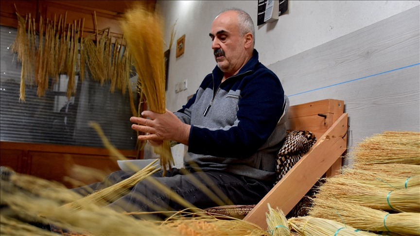 Mjeshtri që prodhon fshesa dore për gjysmë shekulli, i fundit në qytetin e tij