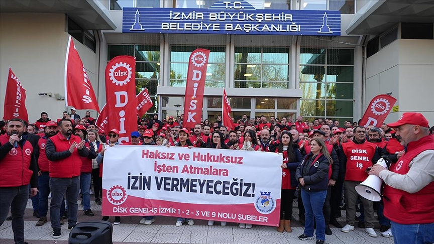İzmir Büyükşehir Belediyesinde ücretsiz izne çıkarılan 158 işçi için başlatılan eylem sürüyor