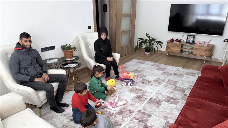 Evlerini kaybeden depremzedeler yeni konutlarında güvenle oturuyor