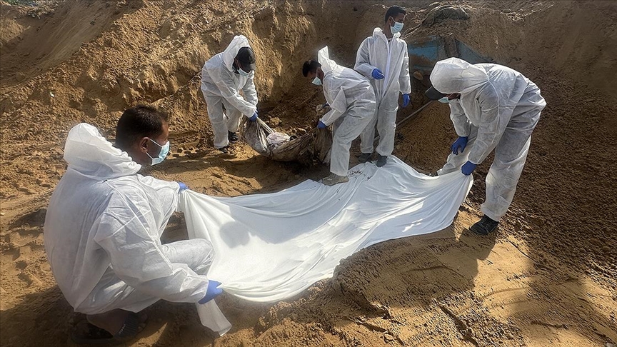 Gazze'deki Sivil Savunma Müdürlüğü, İsrail’in öldürdüğü 19 kişinin gömülü olduğu toplu mezar bulduklarını açıkladı