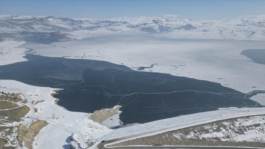 Ağrı'daki Yazıcı Barajı'nın yüzeyi buzla kaplandı