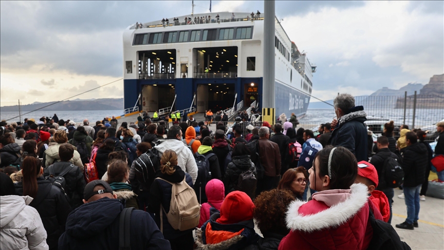 Rattled by tremors, thousands flee Greek island of Santorini