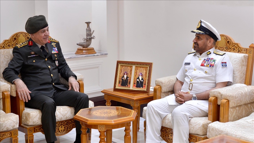 مسقط.. رئيس الأركان التركي يلتقي نظيره العماني