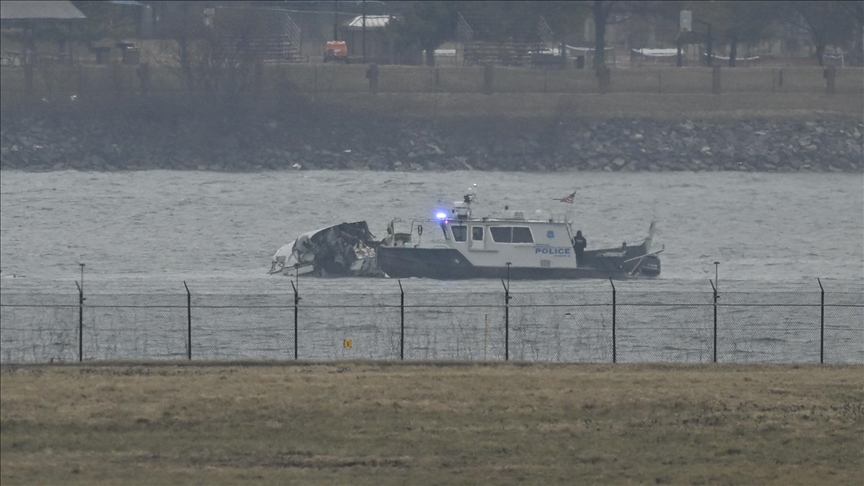 Wreckage from US plane crash lifted out of Potomac River