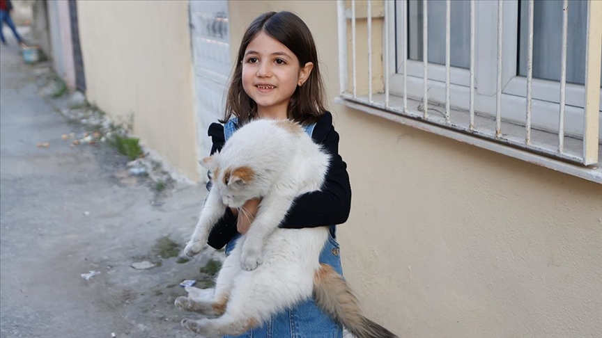 Enkaz altından 72 saat sonra kurtarılan minik Hazal'dan "deprem çantası bulundurun" çağrısı 