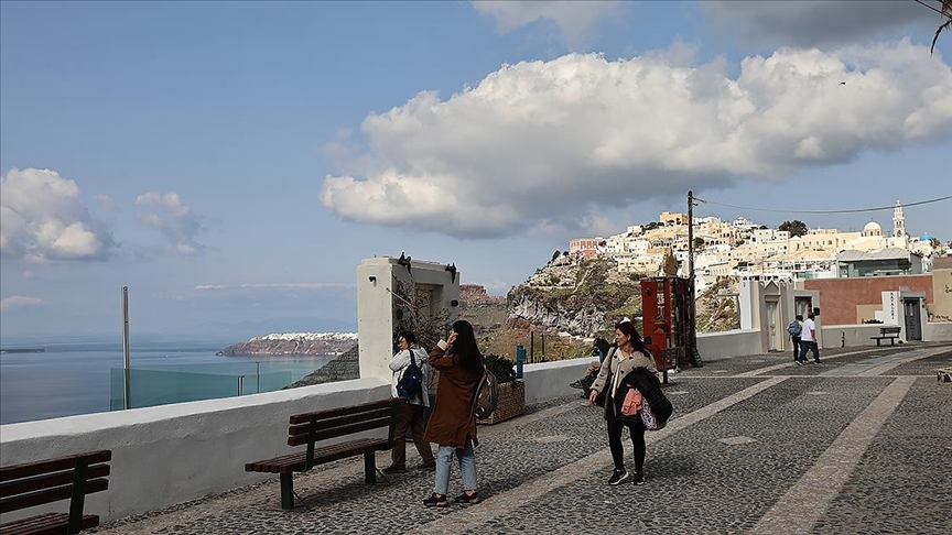 Ege'deki sismik hareketlilik nedeniyle yaklaşık 9 bin kişi Santorini Adası'nı terk etti