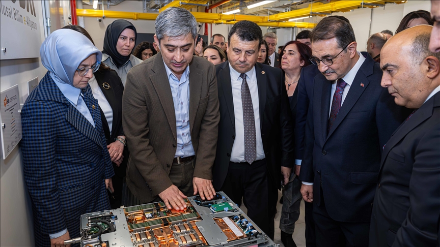 TBMM Yapay Zeka Araştırma Komisyonu üyeleri süper bilgisayar "ARF ACC" hakkında bilgi aldı