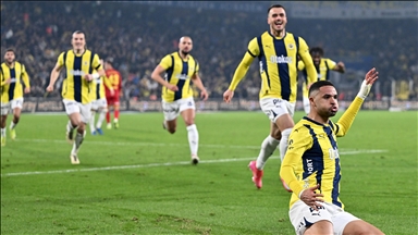 Fenerbahçe "geri dönüşlerle" yarıştan kopmadı