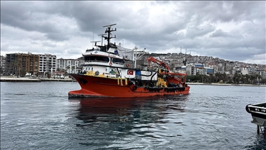 Balıkçılar Karadeniz'de beklenen şiddetli rüzgar öncesi Sinop Limanı'na sığındı