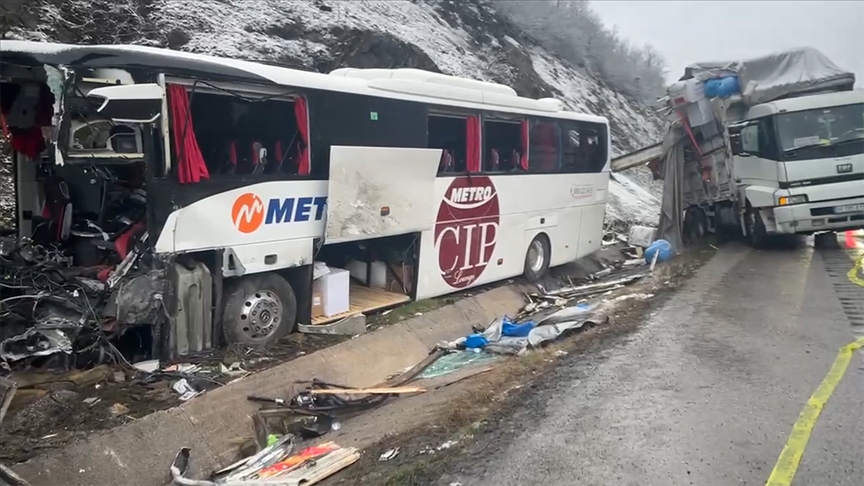 Samsun'da kamyona çarpan yolcu otobüsünün sürücüsü öldü, 21 yolcu yaralandı