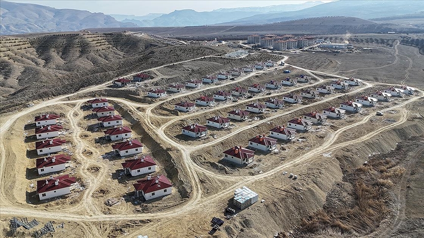 Malatya'nın Darende ilçesinde yükselen afet konutları dronla görüntülendi