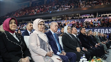 Emine Erdoğan: Yeni yönetimde bayrağı devralan kıymetli dava arkadaşlarımıza başarılar diliyorum