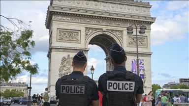 France : plusieurs fausses alertes à la bombe visant l'Arc de Triomphe et des lycées à Paris