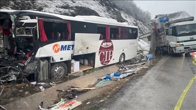 Samsun’da kamyona çarpan yolcu otobüsünün sürücüsü öldü, 16 yolcu yaralandı