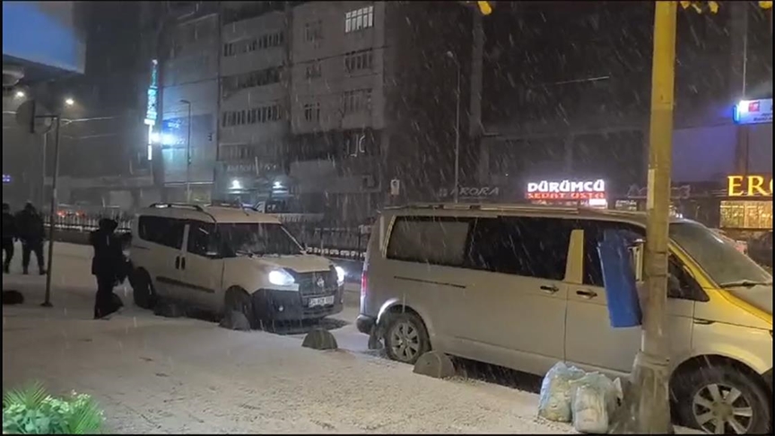 İstanbul'da kar yağışı aralıklarla devam ediyor