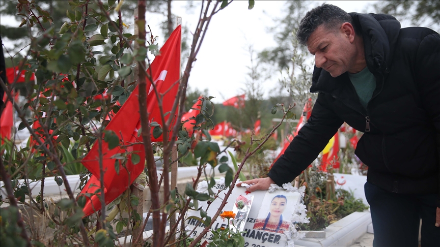 Depremde enkaz altındaki kızının elini tutmasıyla tanınan babanın acısı ilk günkü gibi taze
