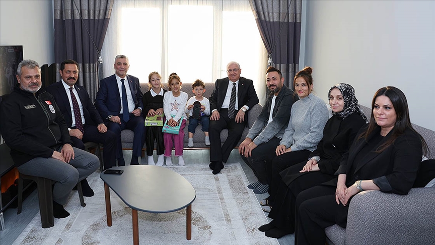 Milli Savunma Bakanı Güler ile Ticaret Bakanı Bolat, Hatay'da depremzede ailelerin evlerini ziyaret etti