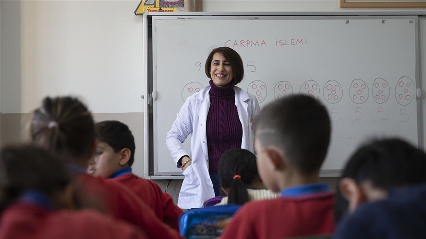 Depremzede öğretmen, acı günlerini öğrencilerinin sevgisiyle unutmaya çalışıyor