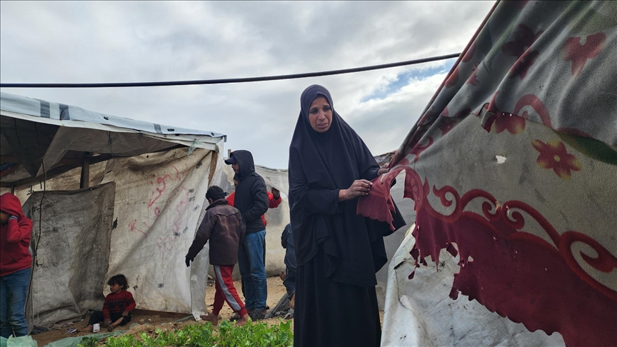 اقتلعت الرياح خيامهم.. فلسطينيون: عشنا ليلة عصيبة والأمطار أغرقتنا (تقرير)