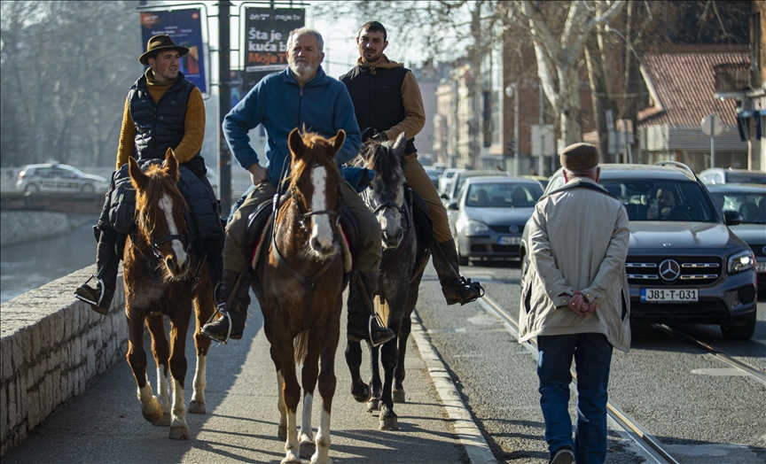A dos de cheval, trois amis qui ont quitté l'Espagne pour un pèlerinage, font escale à Sarajevo