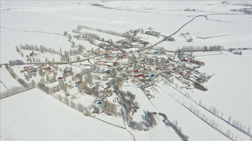 مع تساقط الثلوج.. ولايات تركية تكتسي بحلة بيضاء