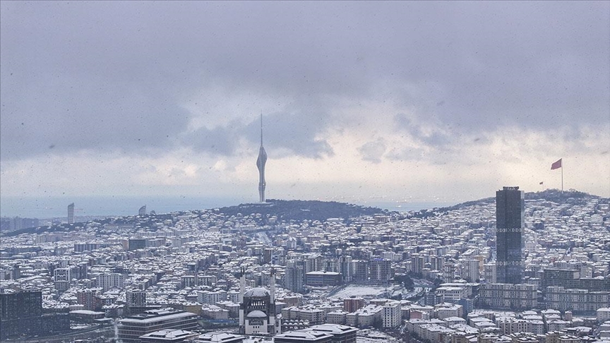 İstanbul'da kar aralıklarla etkisini gösteriyor