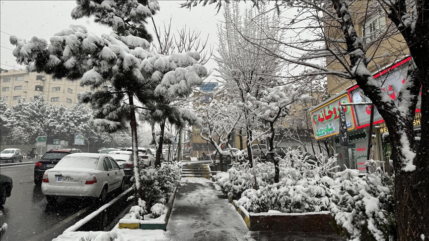 İran'ın başkenti Tahran'da soğuk hava nedeniyle okullar ve kamu kurumları tatil edildi