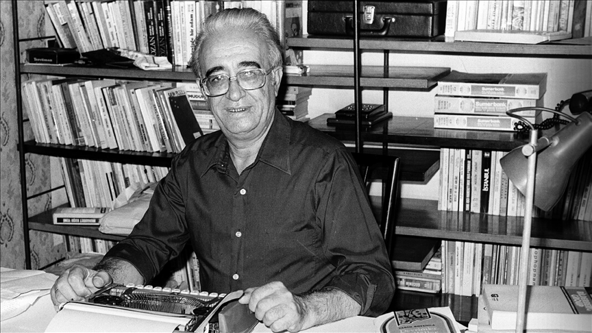 Eserleriyle bir devre ışık tutan Ahmet Kabaklı