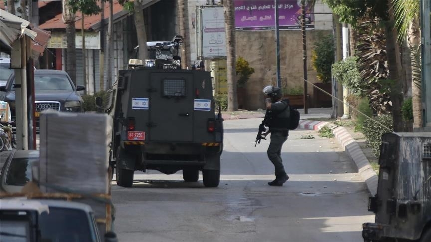 الضفة.. مداهمة إسرائيلية لمنازل عائلات أسرى مرتقب الإفراج عنهم السبت