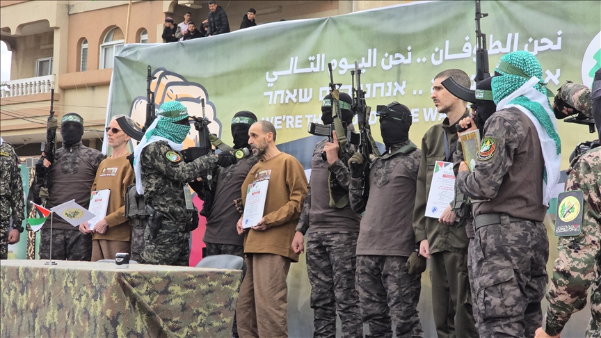 الأسرى الإسرائيليون المفرج عنهم: نحن على قيد الحياة بفضل "القسام" 