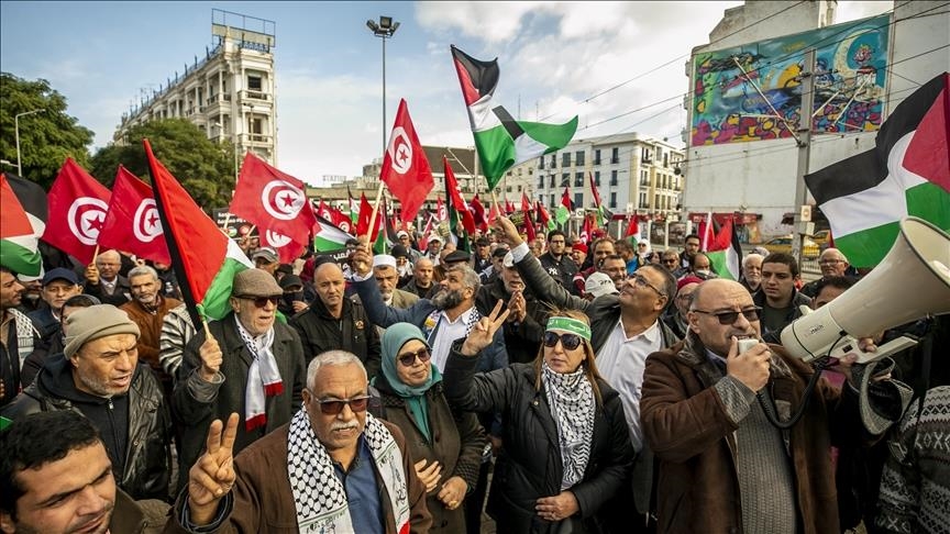 تونس.. وقفة احتجاجية تنديدا بمخطط ترامب لتهجير الفلسطينيين