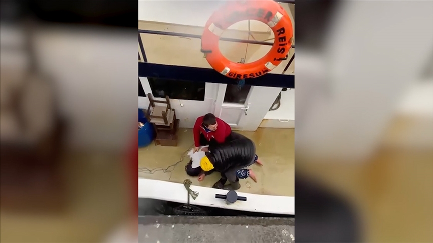 Fatih'te denize düşen kadını balıkçılar kurtardı 