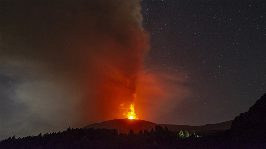 İtalya'da Etna Yanardağı'nda lav akışı meydana geldi