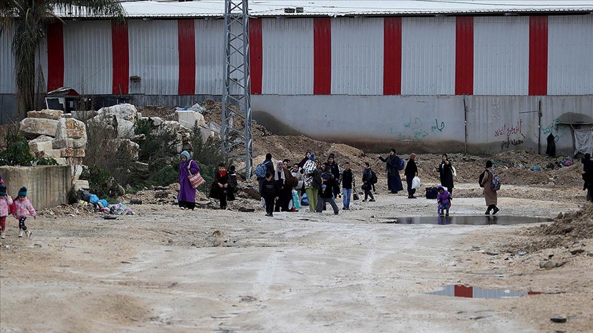 İsrail'in saldırısı altındaki Batı Şeria'daki mülteci kamplarında Filistinlilerin sürgünü devam ediyor