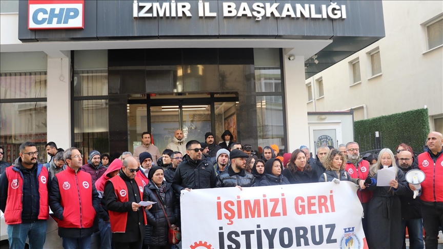 Karşıyaka Belediyesi tarafından işten çıkarılan işçiler, eylemlerine devam ediyor