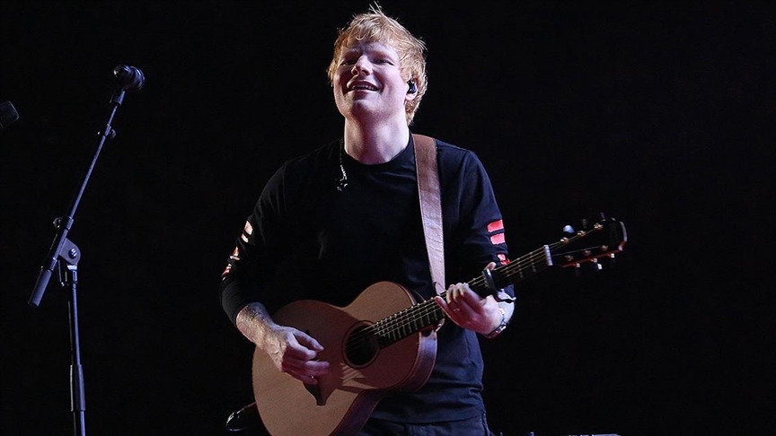 İngiliz şarkıcı Ed Sheeran'ın Hindistan'daki sokak performansı yarıda kesildi