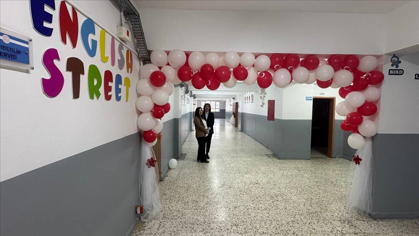 Ataşehir'de öğrenciler için oluşturulan "İngilizce eğitim koridoru" açıldı