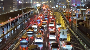 İstanbul'da akşam saatlerinde trafik yoğunluğu yaşanıyor