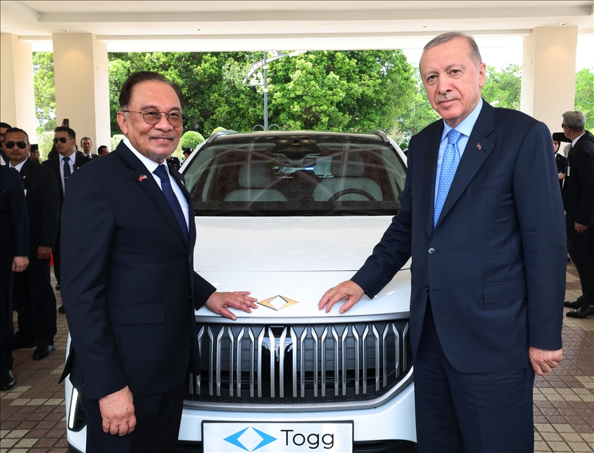 Le Président Erdogan offre une Togg au Premier ministre malaisien Anwar Ibrahim
