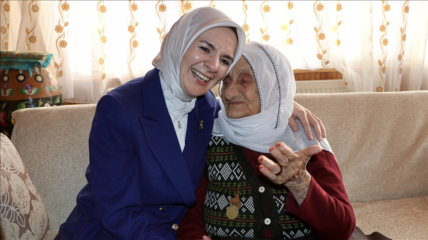Aile ve Sosyal Hizmetler Bakanı Göktaş, 113 yaşındaki Güllü nineyi ziyaret etti