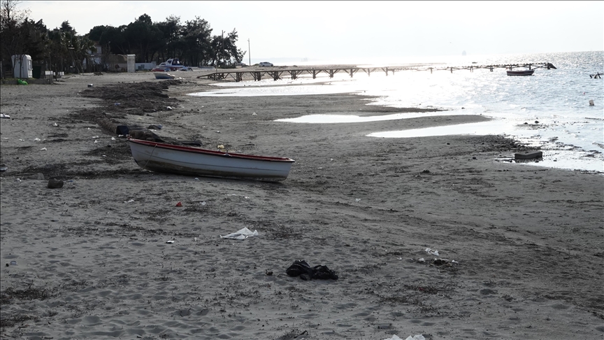 Çanakkale'nin bazı kıyılarında deniz suyu çekildi