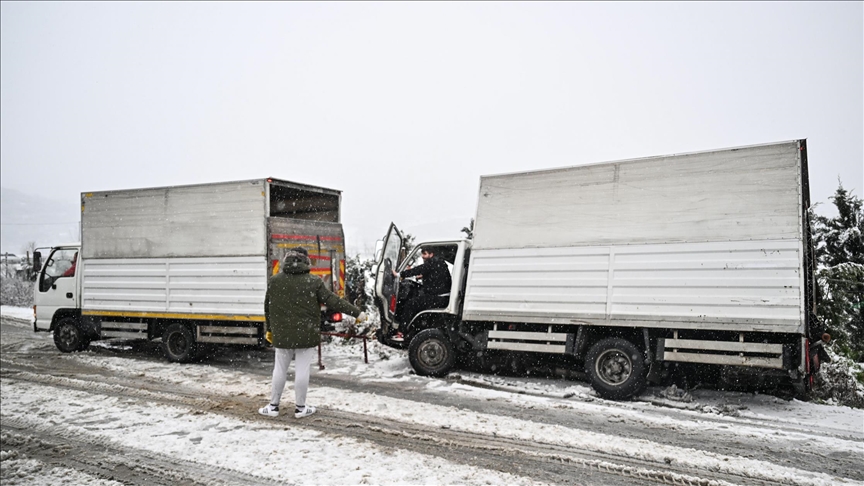 إسطنبول ترتدي حلة بيضاء.. الثلوج تعيق حركة التنقل والمواصلات